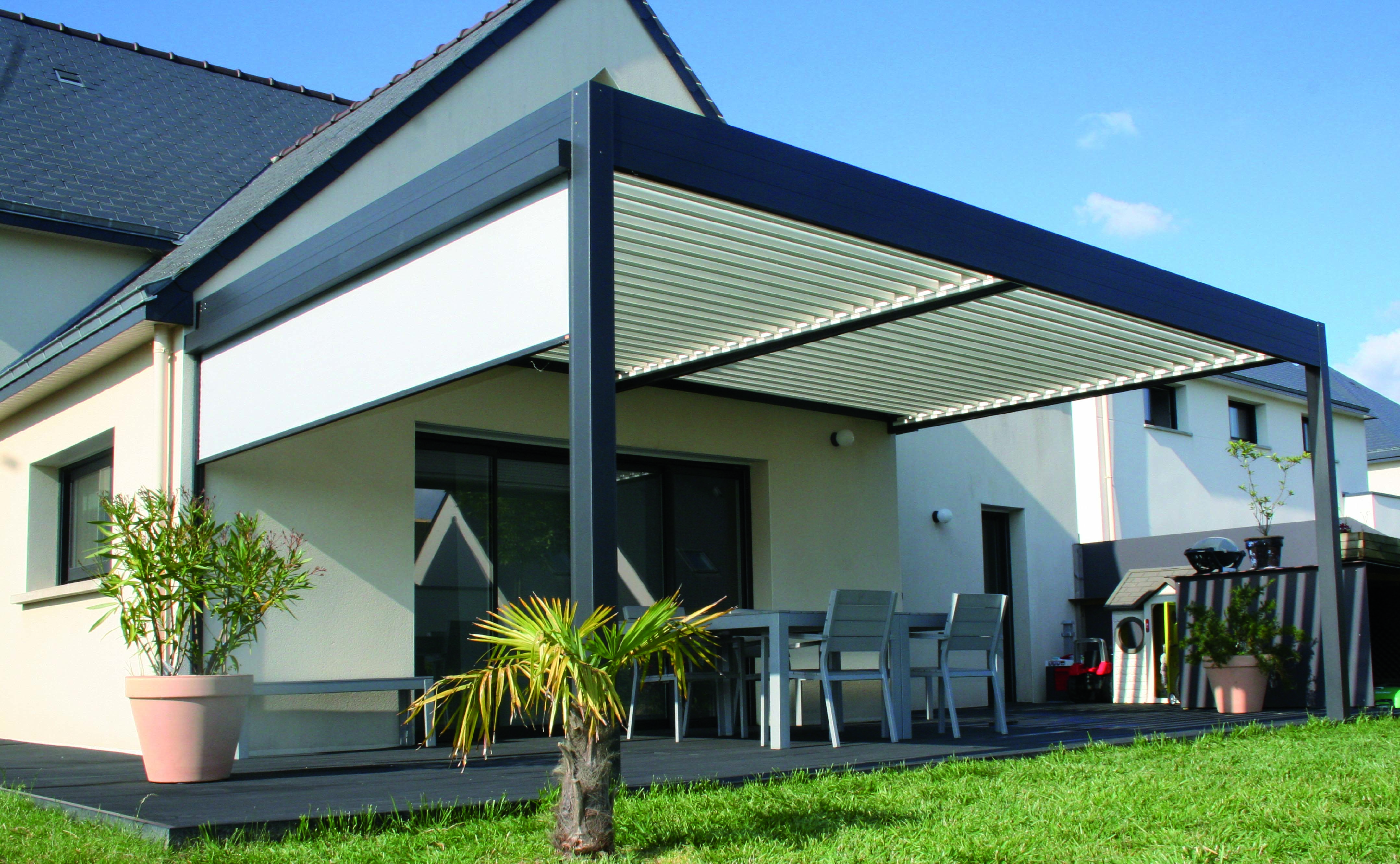 Pergola bioclimatique Châteaugiron installée par Komilfo Open