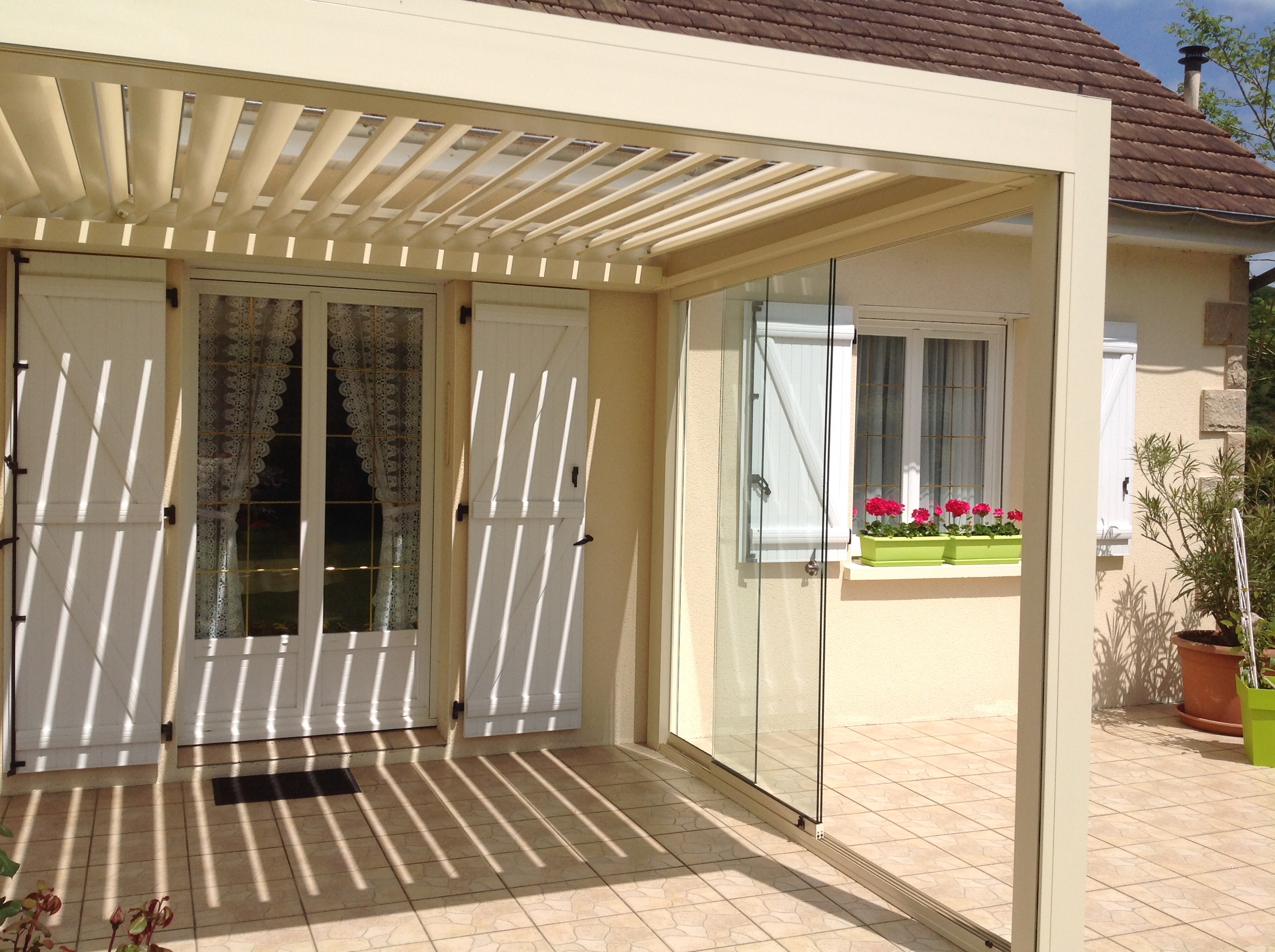 pergola à lames orientables installée à Flers par Société Quenechdu, adhérent Komilfo dans l'Orne (61)