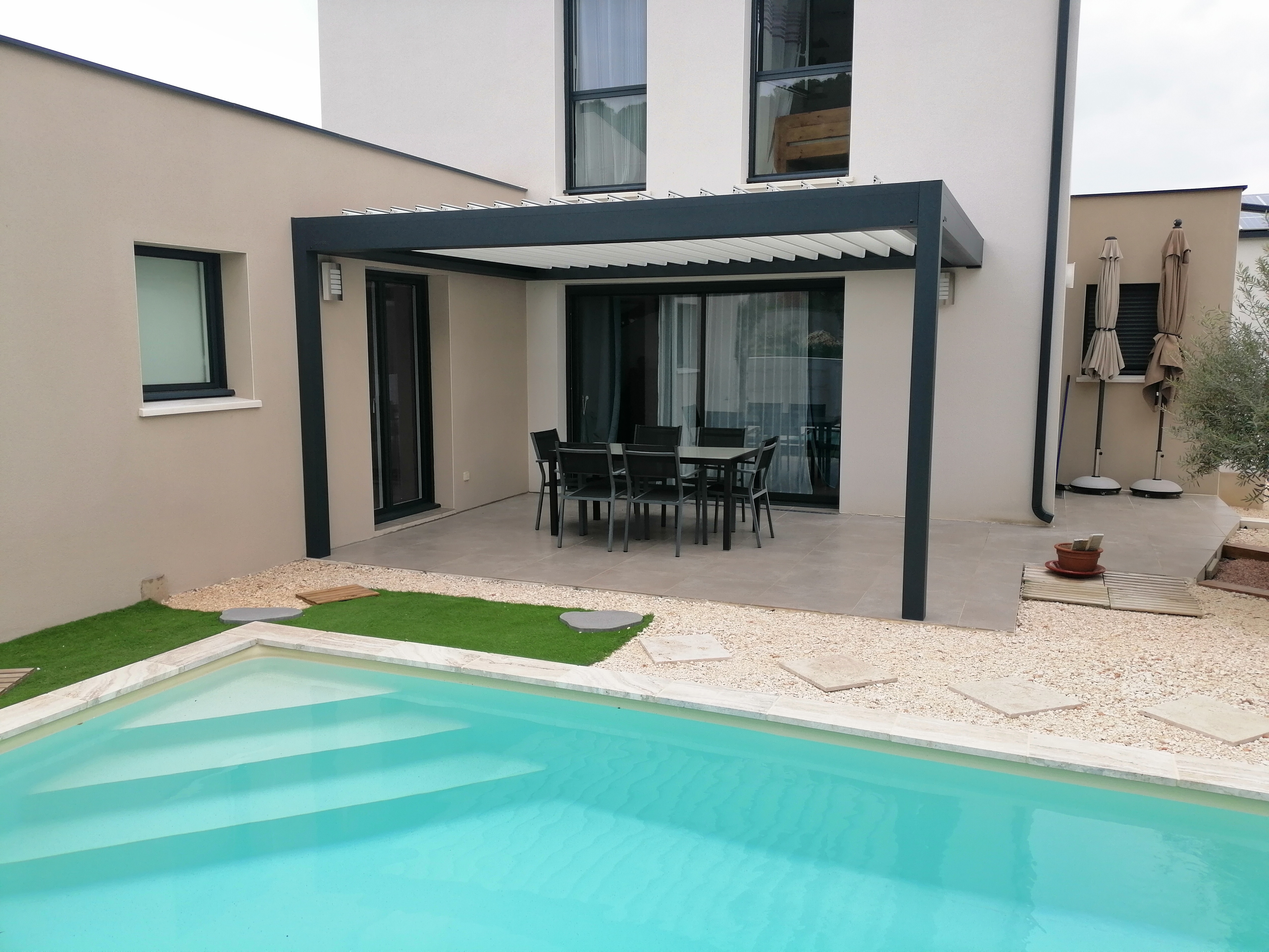 Pergola bioclimatique aluminium lames orientables moteur somfy montpellier alu md komilfo