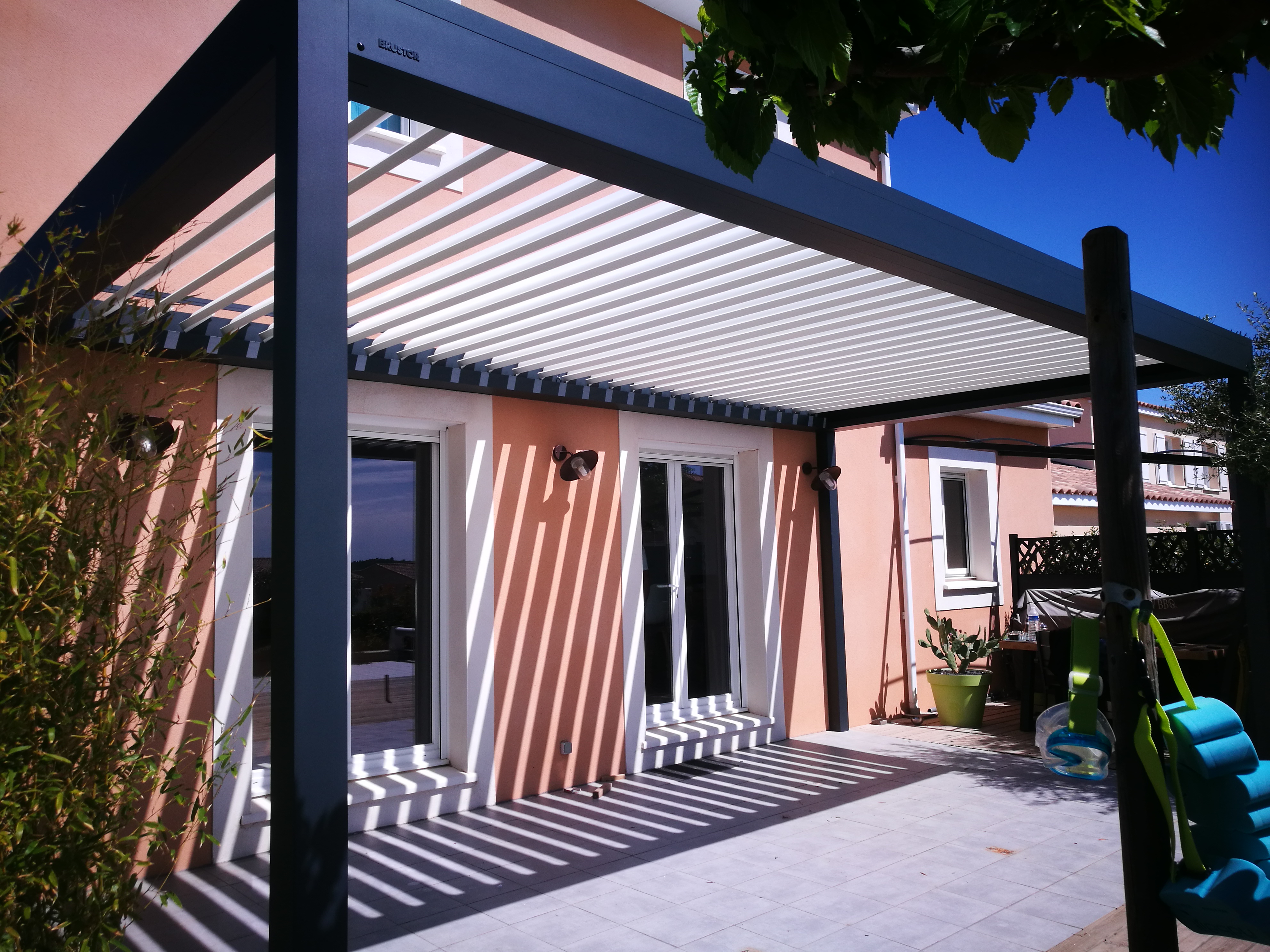 Installation d'une pergola Brustor à Roujan dans l'Hérault par Alu MD Delagrange