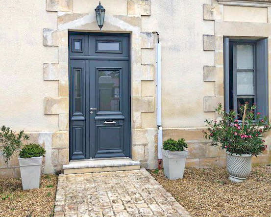 Porte d'entrée aluminium traditionnelle à Poitiers - Huguet Thibault - Komilfo