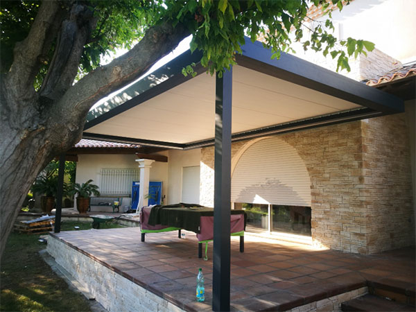 Pergola bioclimatique aluminium lames orientables moteur somfy montpellier alu md komilfo