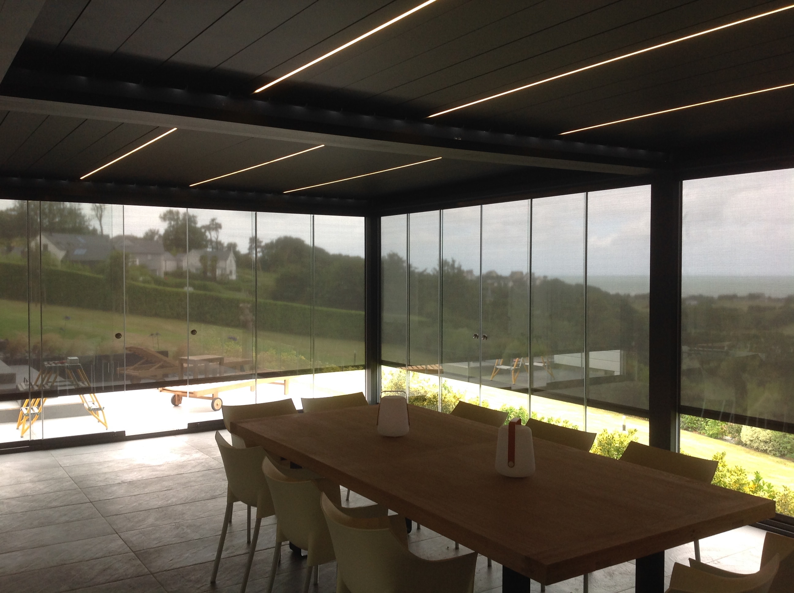 Pergola à lames orientables installée à Caen par Baie ouest , adhérent Komilfo dans le Calvados (14)