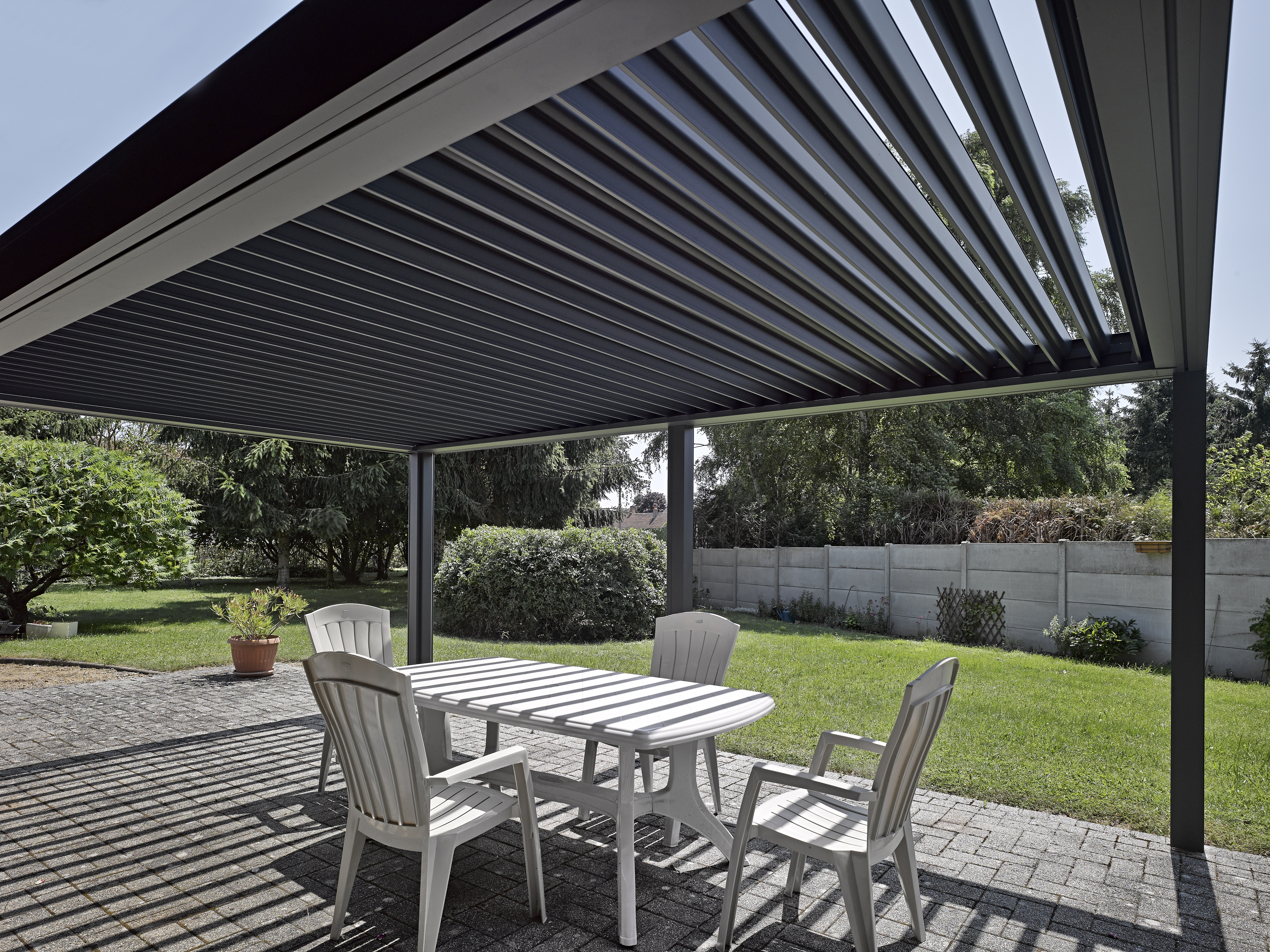 Pergola bioclimatique à lames orientables