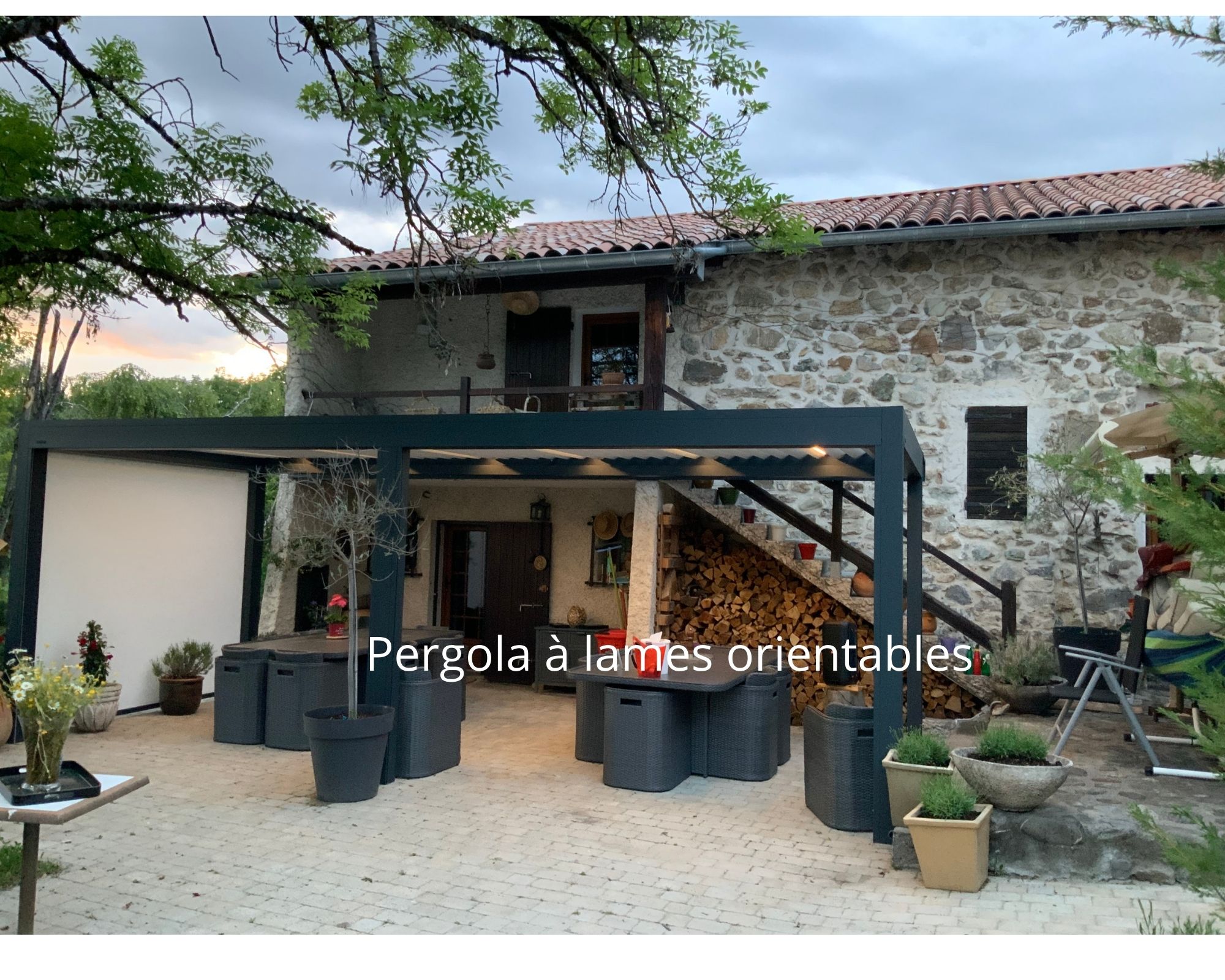 Pergola à lames orientables et LED