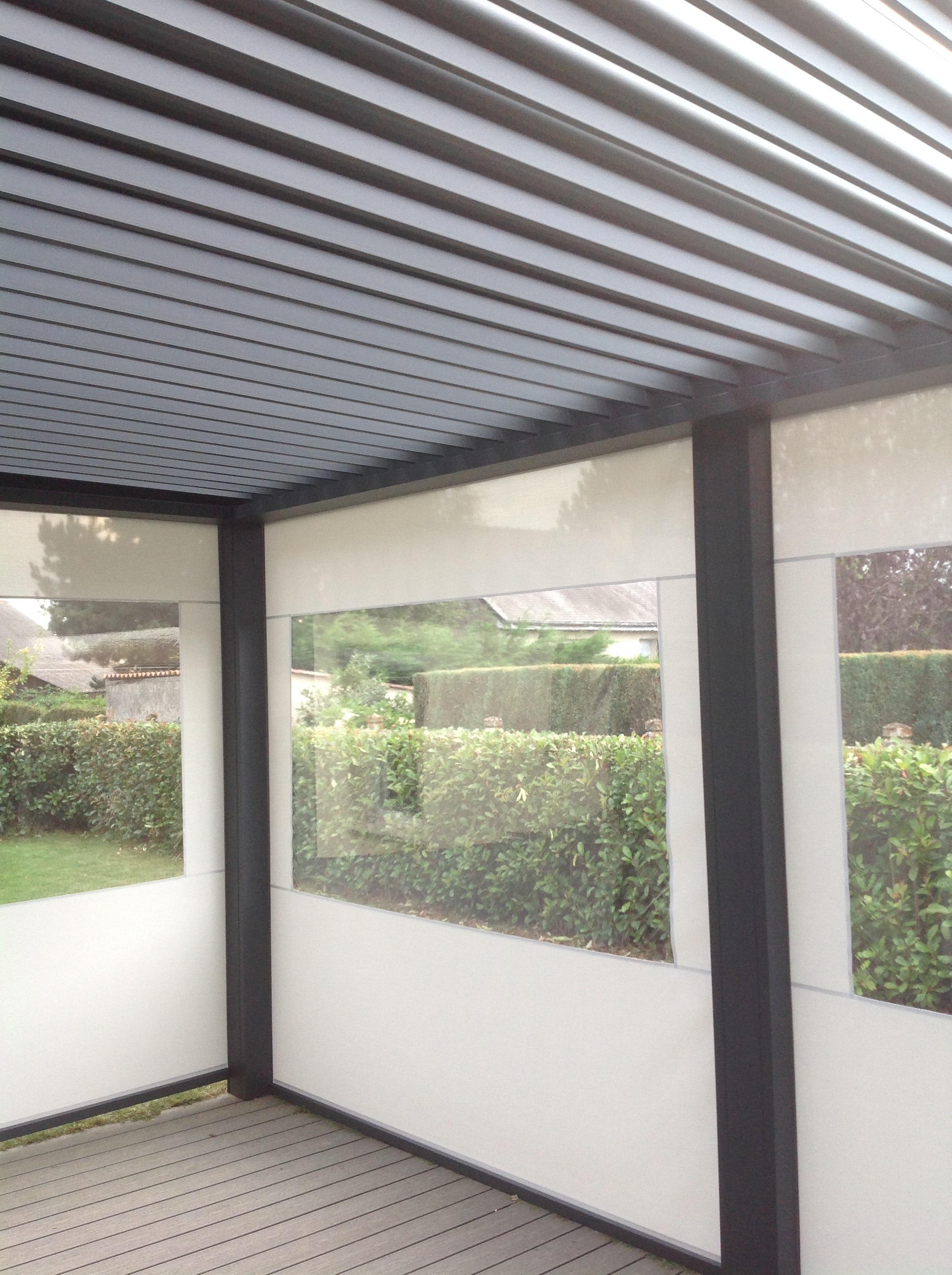 Pergola à lames orientables installée à Flers par Société Quenechdu, adhérent Komilfo dans l'Orne (61)