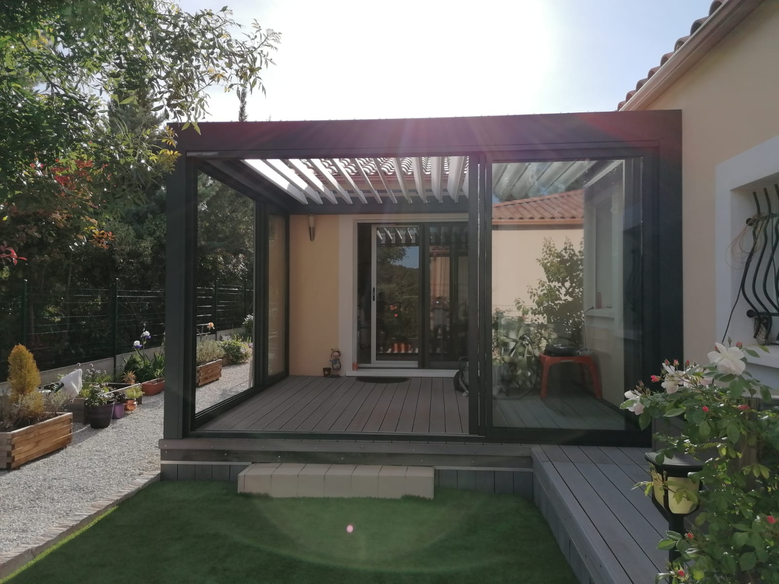 Pergola bioclimatique B200XL et ses stores ZIP de chez BRUSTOR avec parois coulissantes latérales en aluminium.