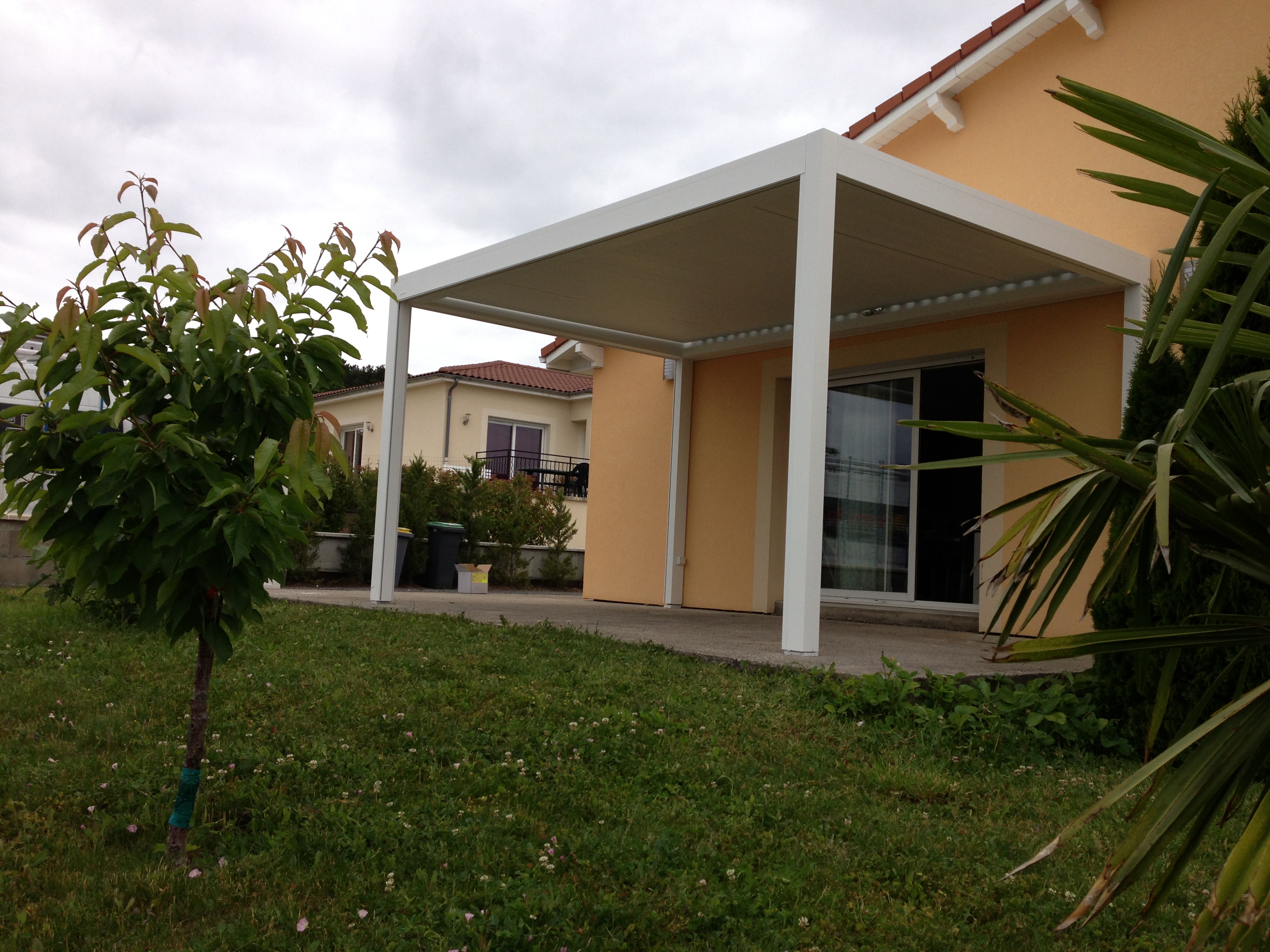 Pergola lames Billom - Komilfo Luxastore Clermont-Ferrand (63)