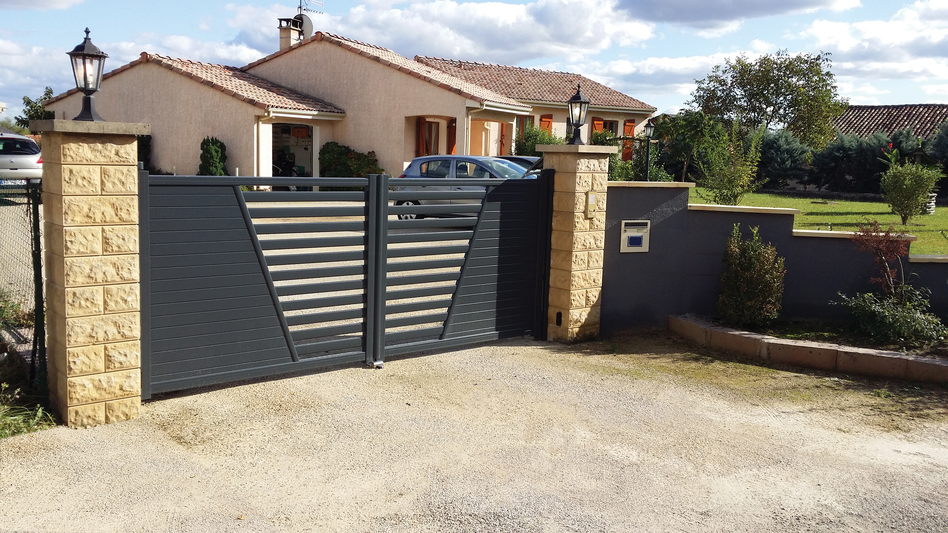Portail battant aluminium - Installation par Régnier Fermetures à Castres - Komilfo
