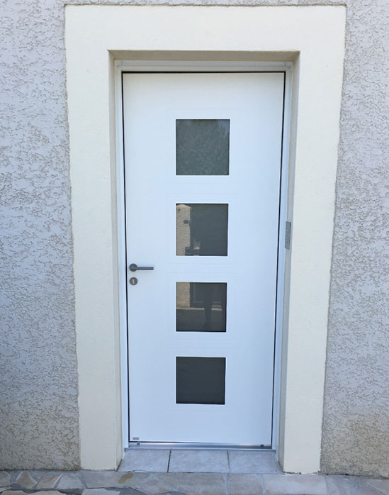 Porte d'entrée vitrée blanche