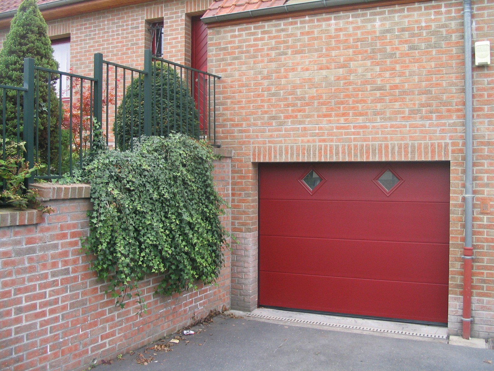 porte de garage sectionnelle rouge