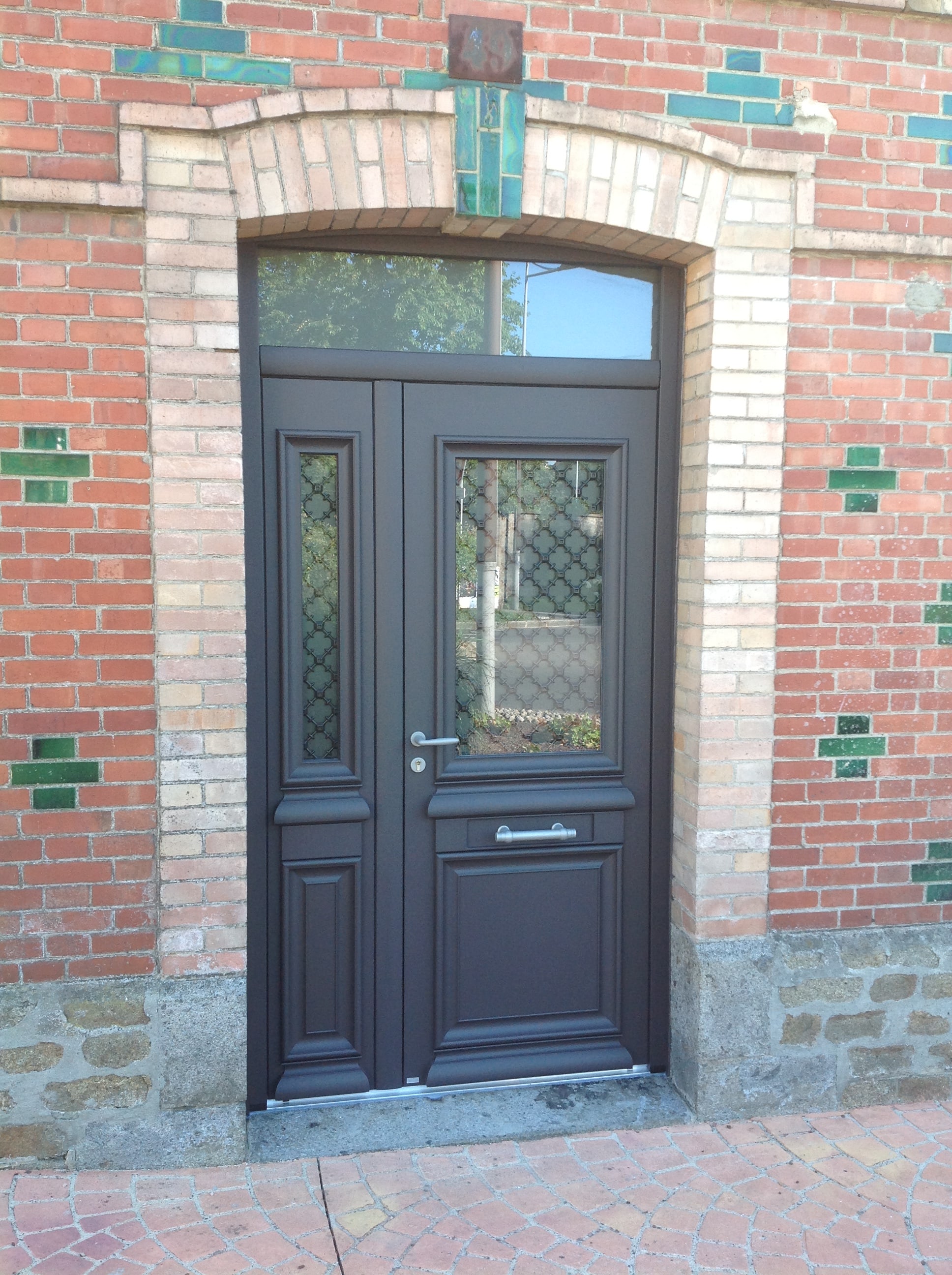 Porte d'entrée classique par Baie Ouest, adhérent Komilfo dans le Calvados ( 14 )