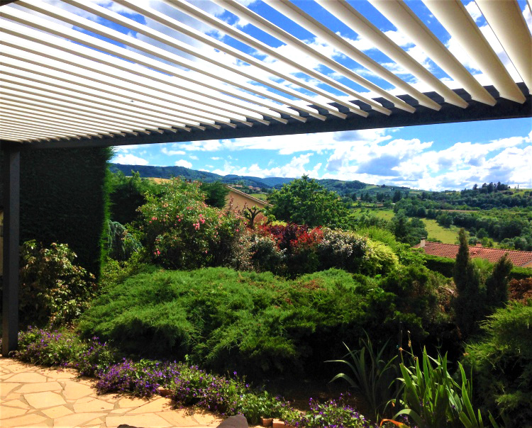 Pergola bioclimatique à lames orientables