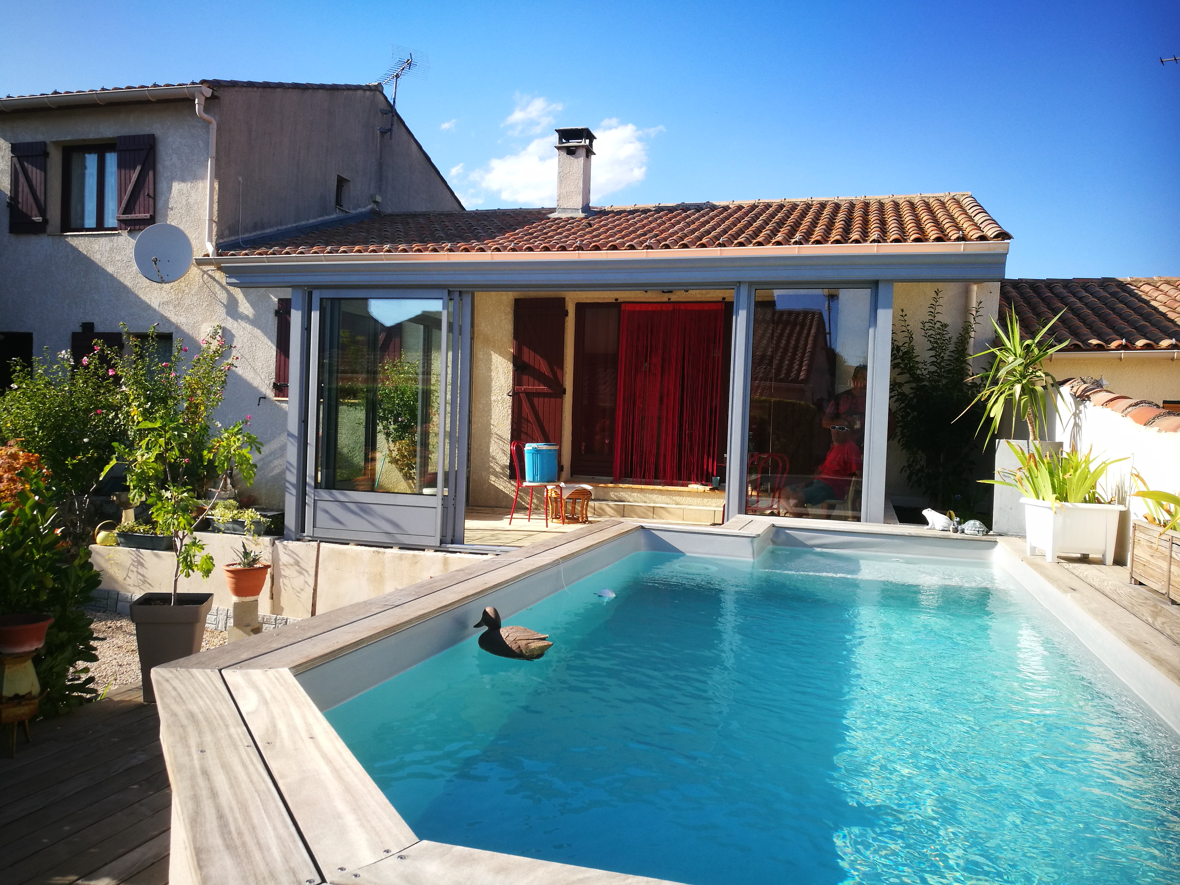 véranda devant une piscine