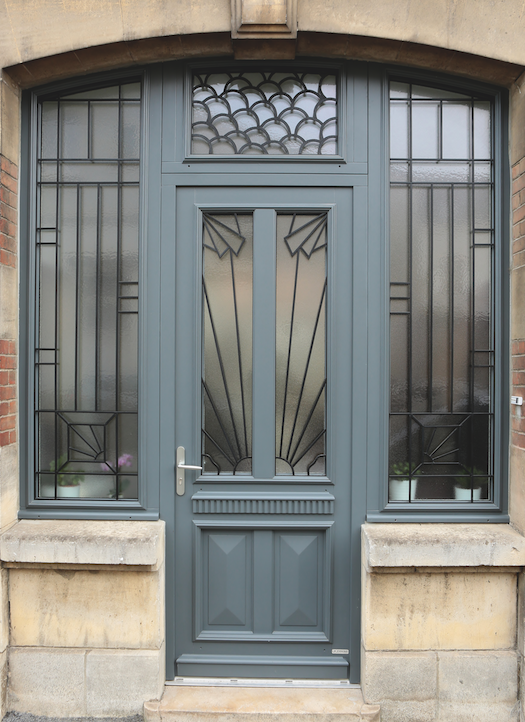 Porte d'entrée en bois traditonnelle avec grille Epernay