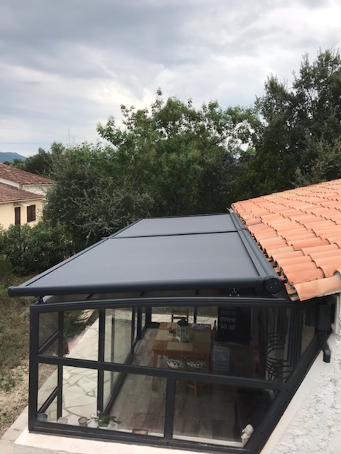 Store de toiture véranda installé à Roquebrune-sur-Argens (Var) par Komilfo Dymex
