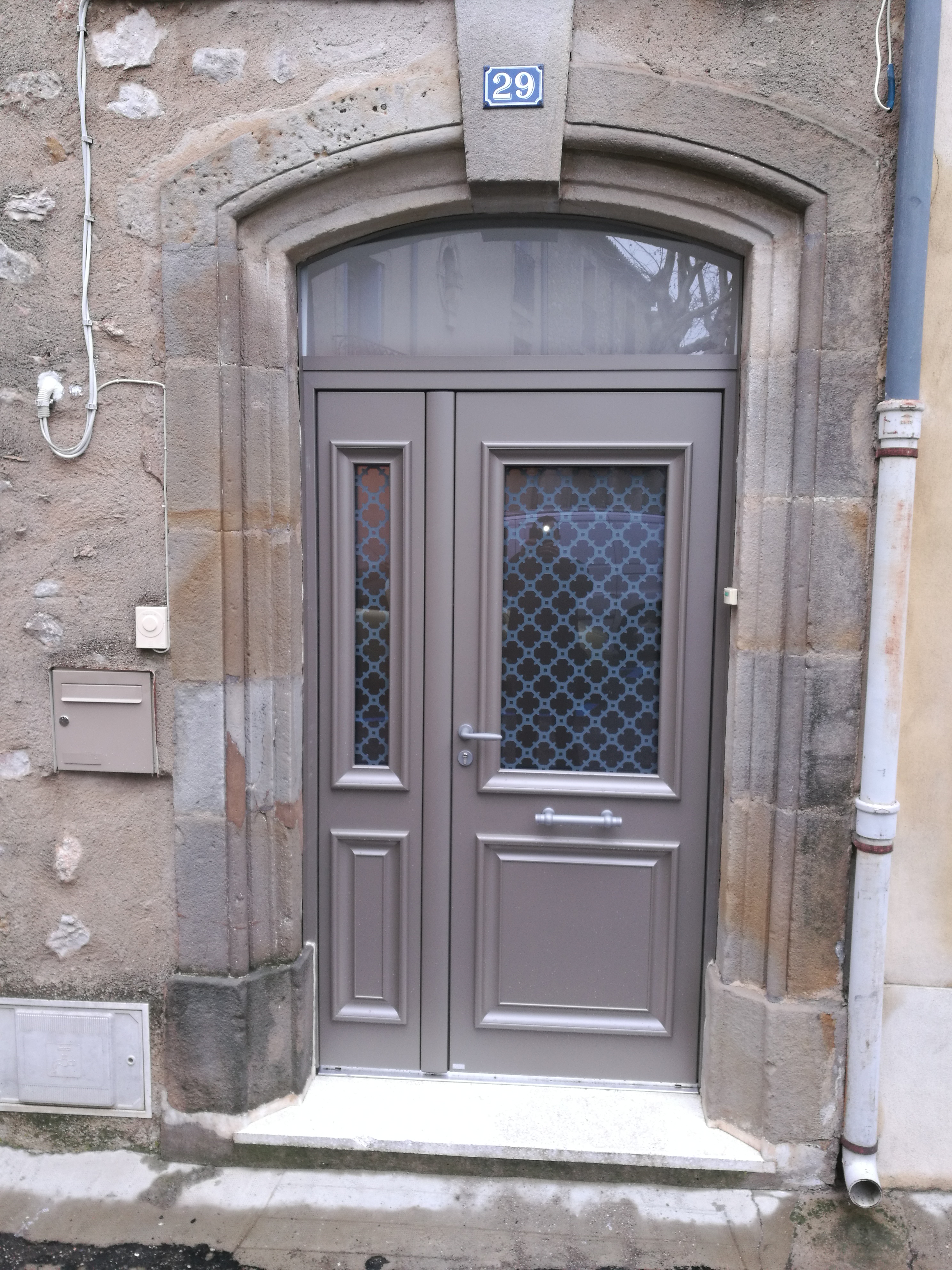 porte d'entrée traditionnelle aluminium clermont l'hérault rénovation