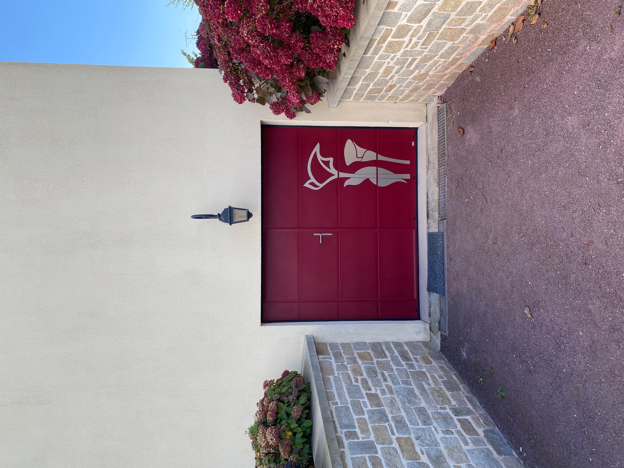 Porte de garage sectionnelle avec portillon intégré, coloris ral 3004 rouge pourpre, motifs inox sur demande