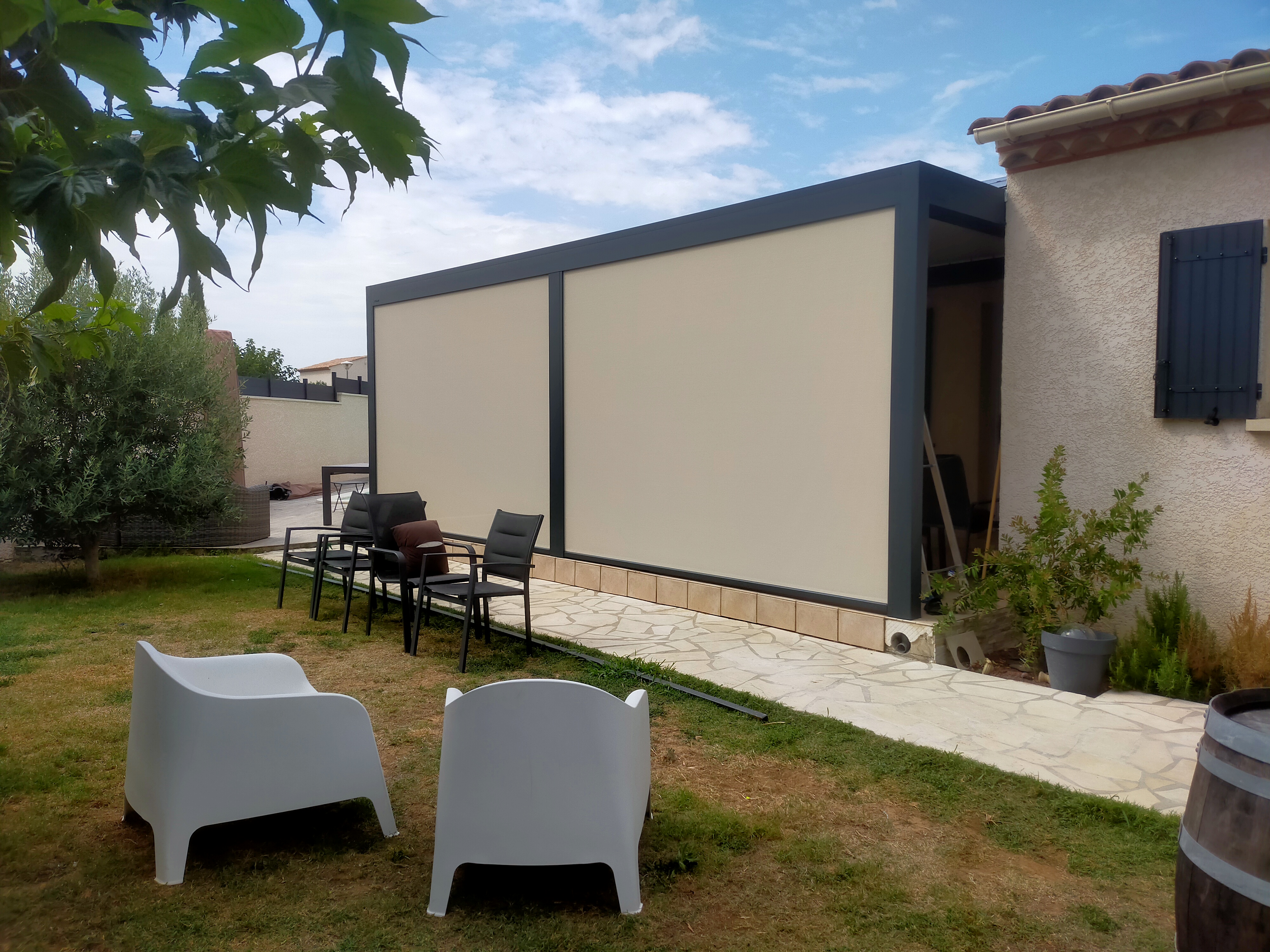 Pergola à lames orientables avec stores verticaux