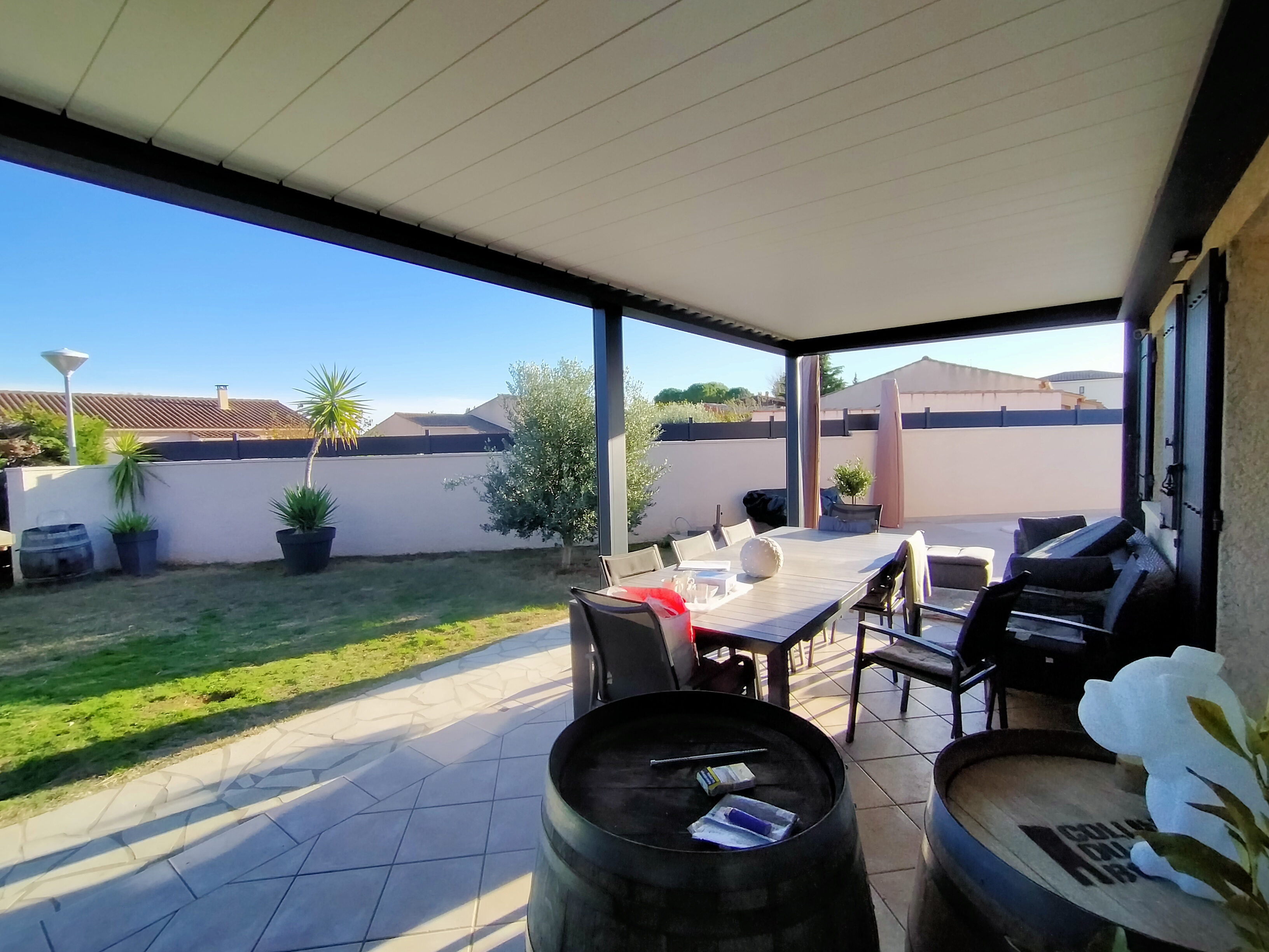 Pergola à lames orientables avec stores verticaux