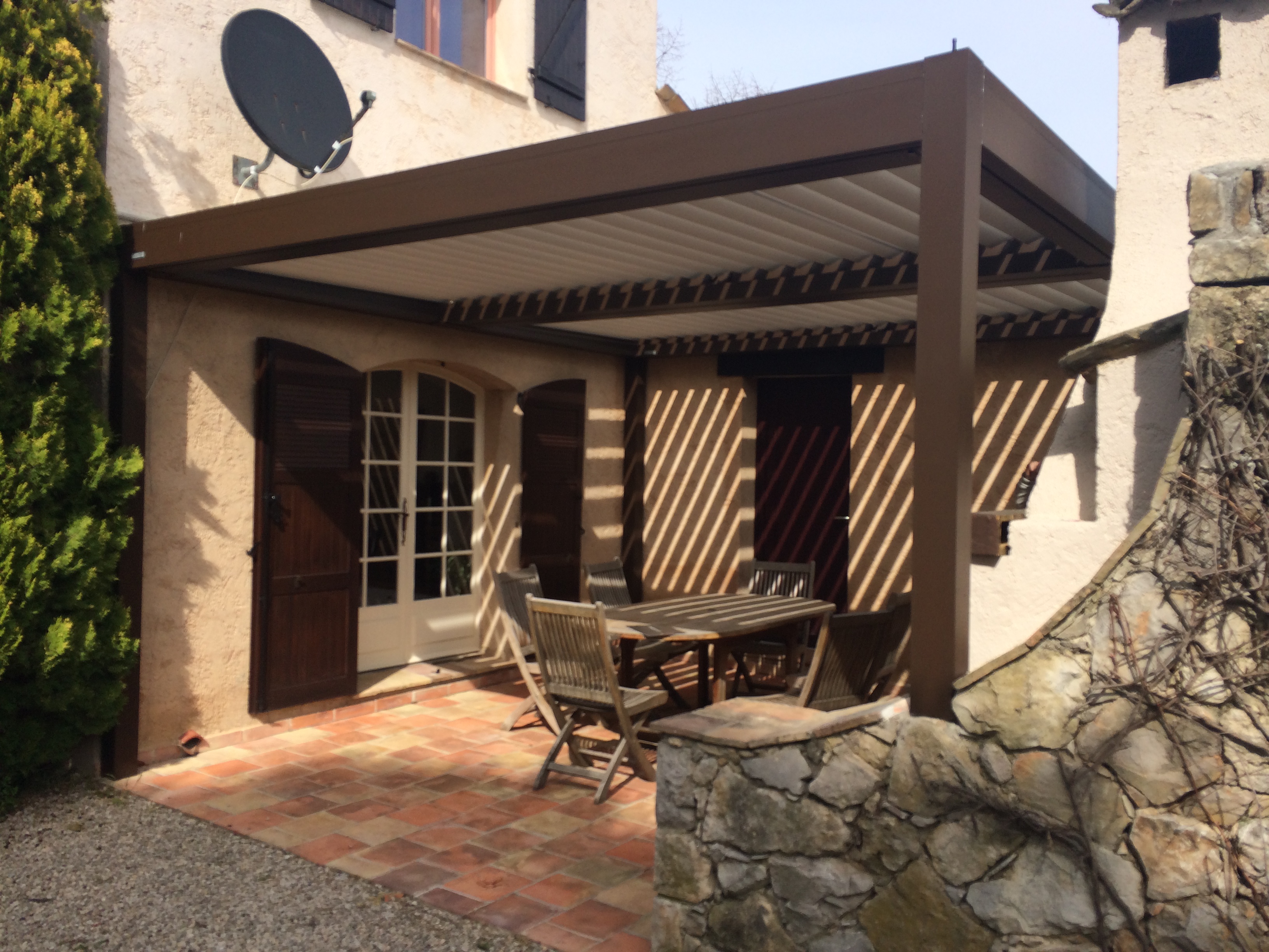 Pergola à lames orientables à Grasse par AMC Komilfo