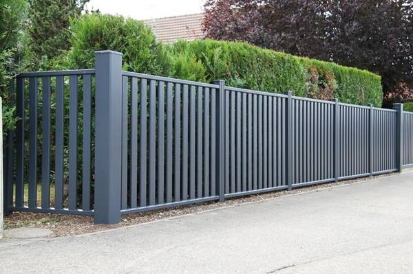 Modèle de clôture aluminium avec barreaudage disponible dans le réseau Komilfo