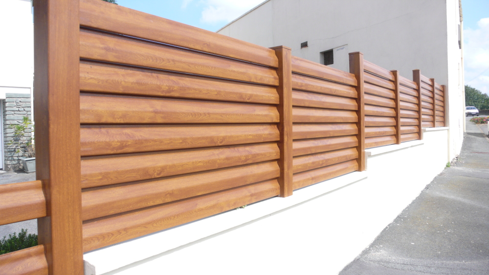 Modèle de clôture en bois design disponible dans le réseau Komilfo