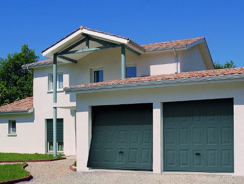 Portes de garage basculantes sur-mesure Komilfo