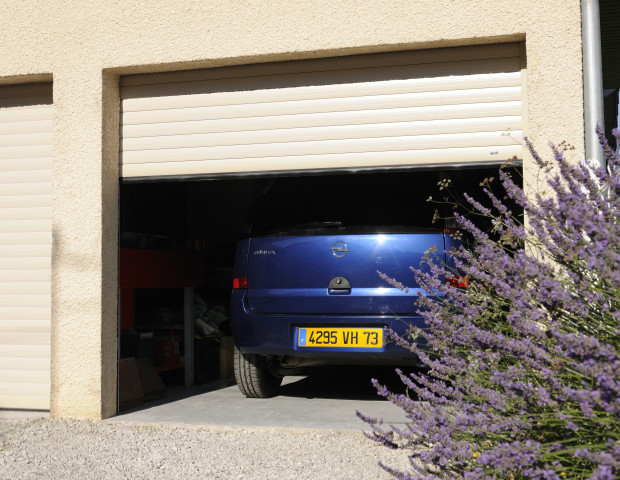 Portes de garage enroulables sur-mesure Komilfo