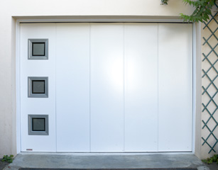 Portes de garage latérales sur-mesure Komilfo