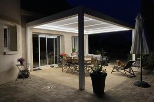 pergola bioclimatique avec éclairage leds de nuit