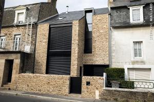 Une charmante maison transformée en belle demeure avec Komilfo à Saint-Malo (35)