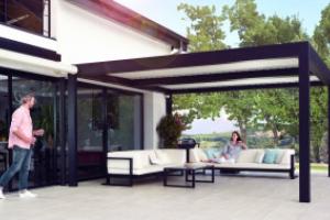 Installez une pergola sur votre terrasse et profitez d'instants privilégiés entre amis !