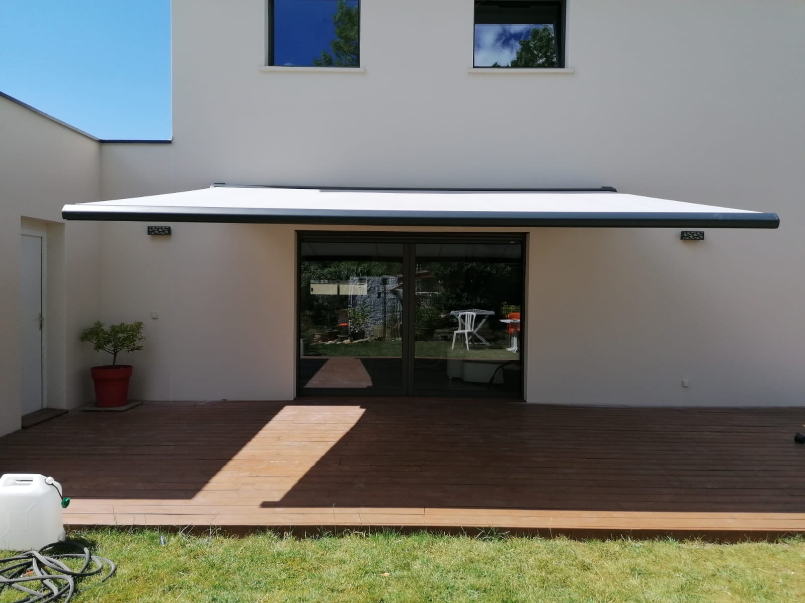 store banne au-dessus de la terrasse en bois