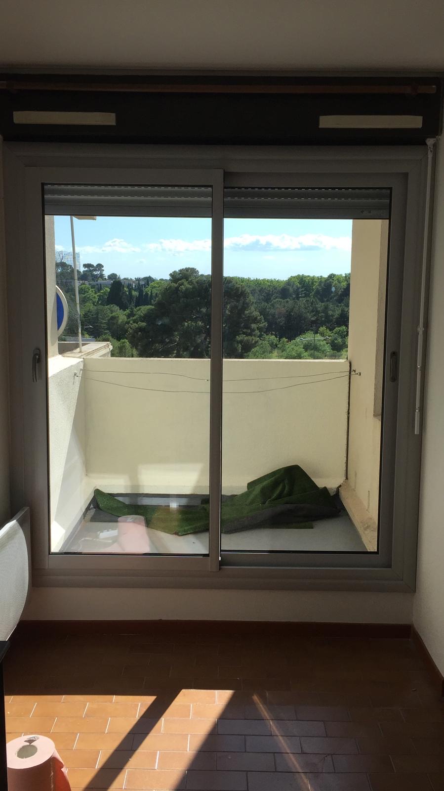 baie vitrée donnant sur balcon avec volet roulant