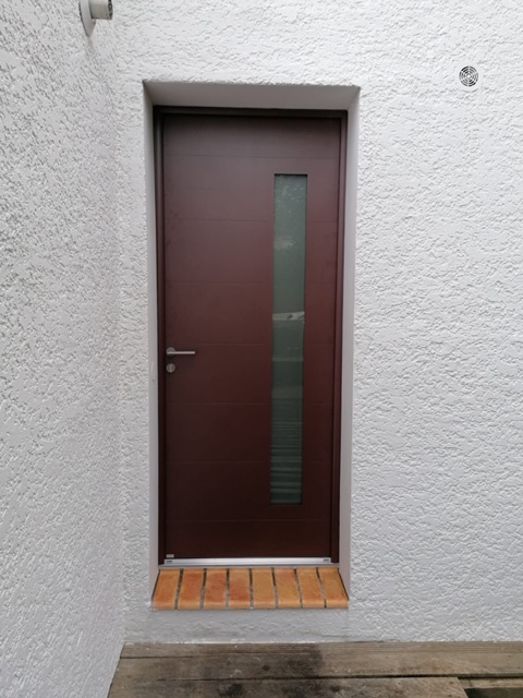 porte d'entrée bordeaux avec insert de vitrage