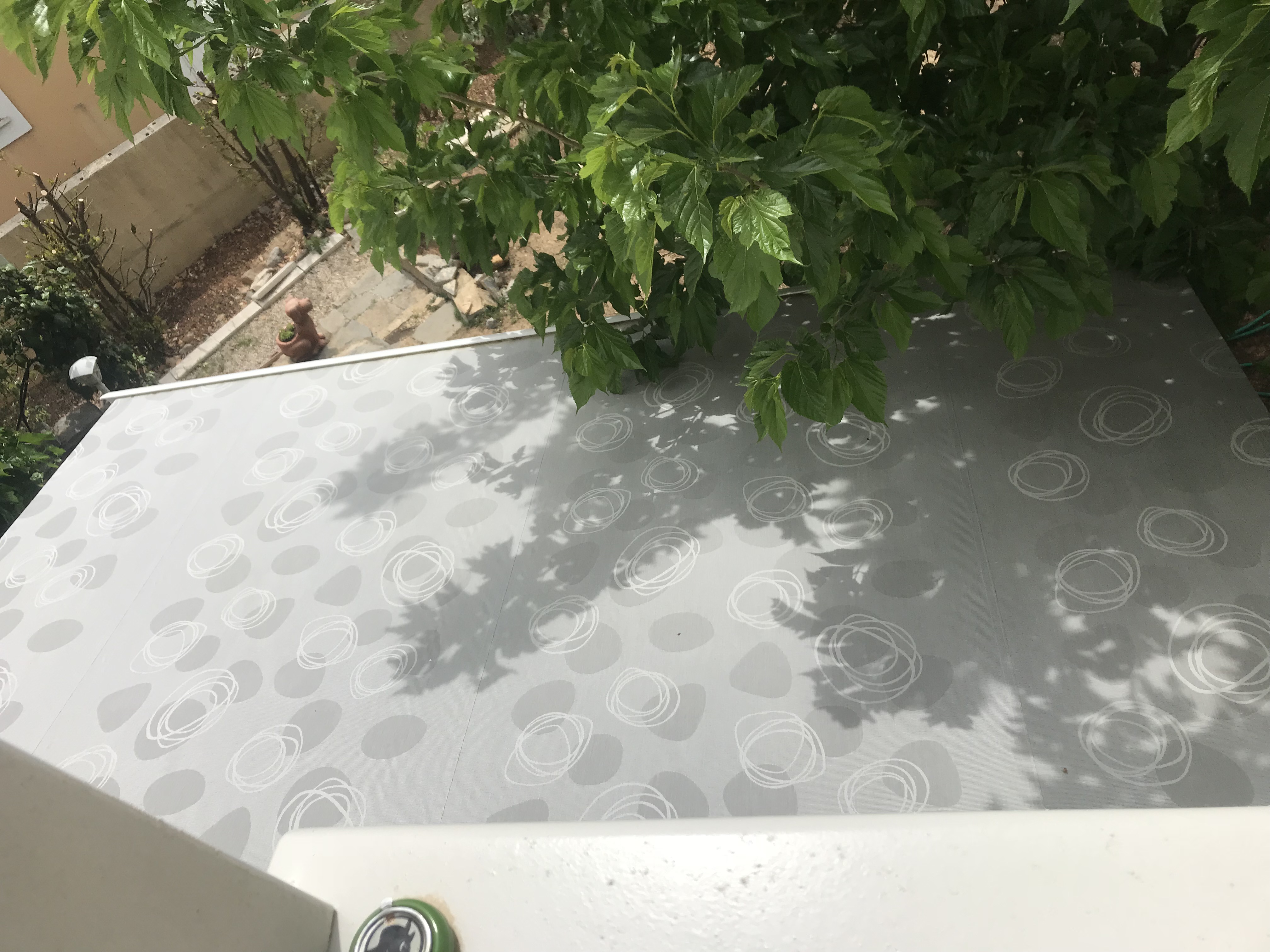 store banne vu de haut avec motifs cercles