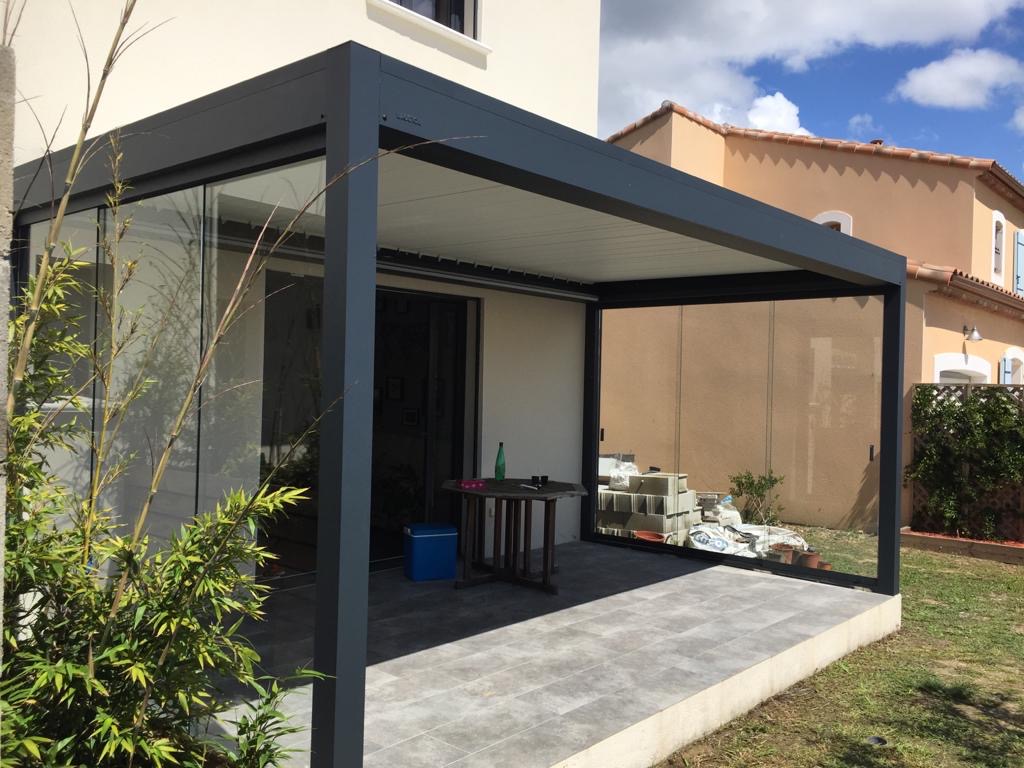 pergola bioclimatique avec parois latérales vitrées
