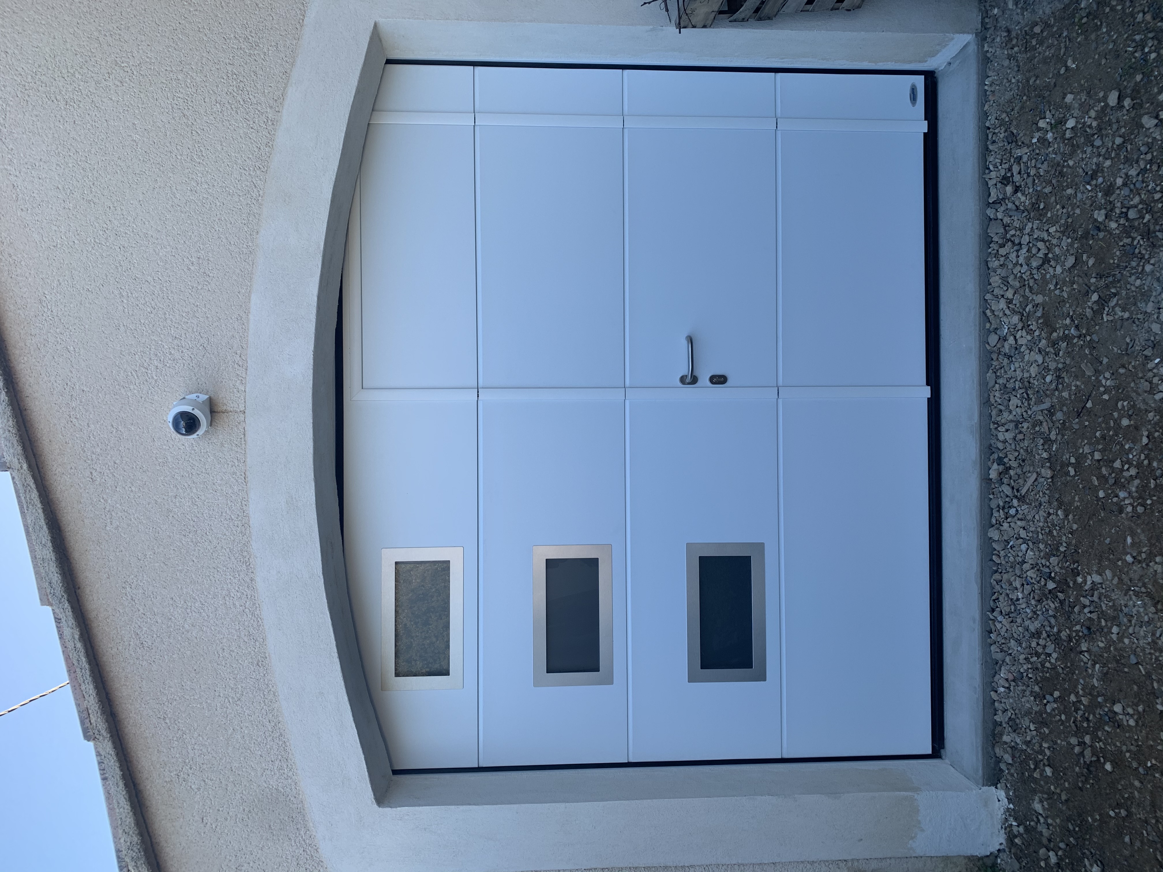 porte de garage sectionnelle blanche avec portillon