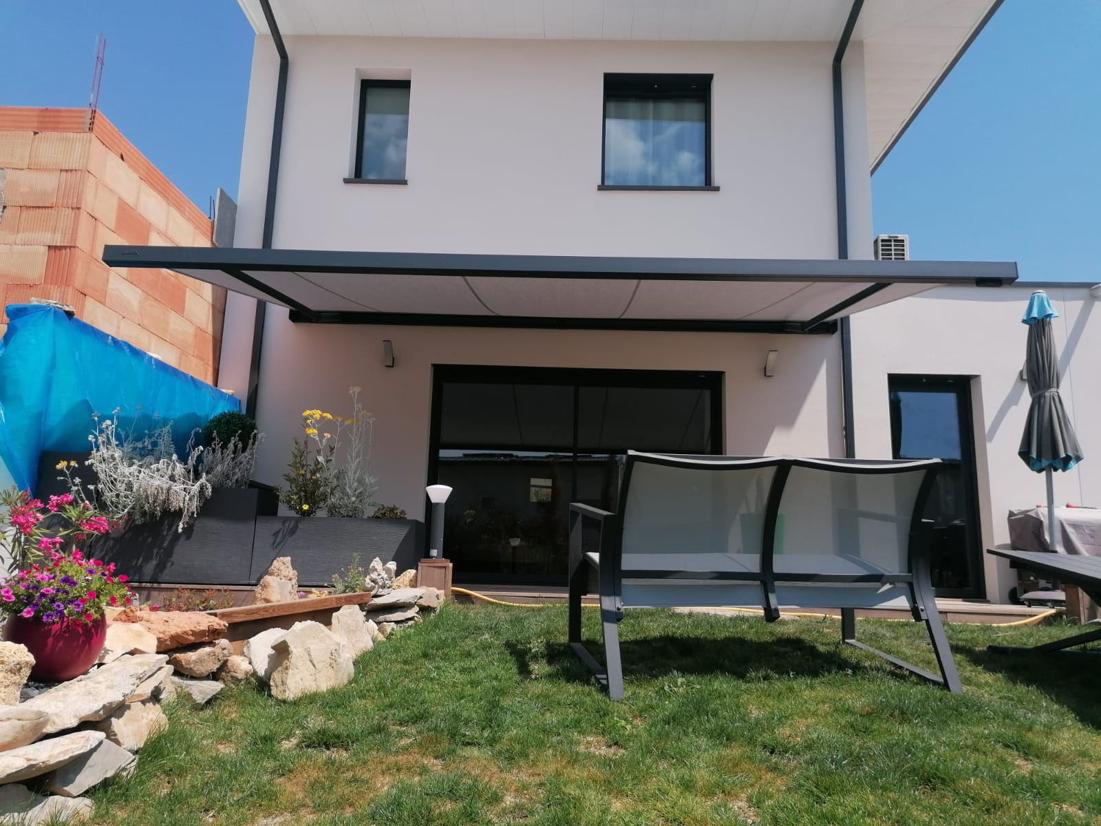 store banne au-dessus de la terrasse