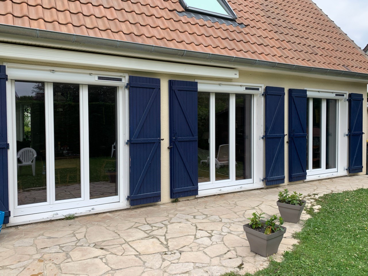 fenêtres pvc avec volets roulants solaires