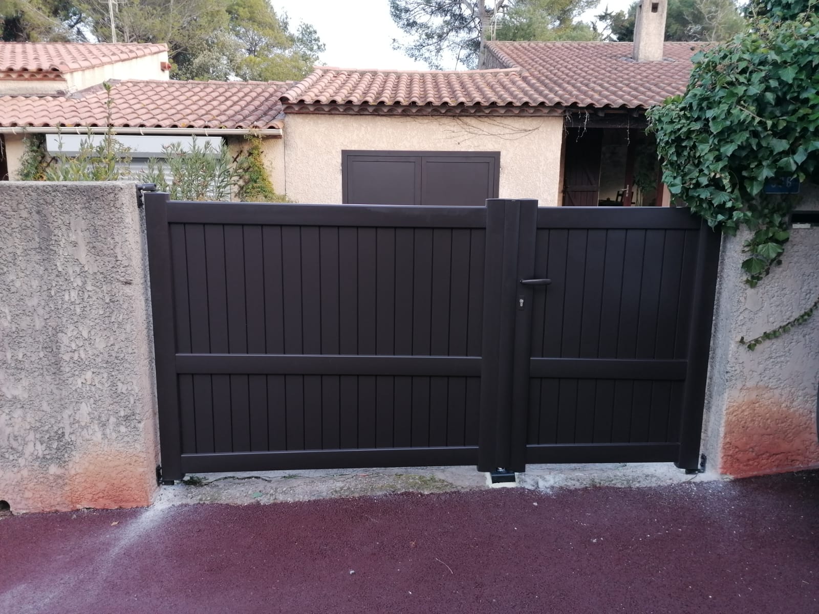 portail battant noir avec portillon