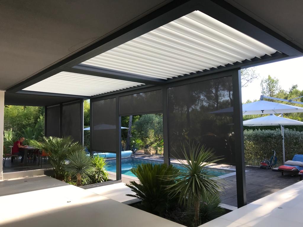 stores de toiture et verticaux à l'extérieur près de la piscine