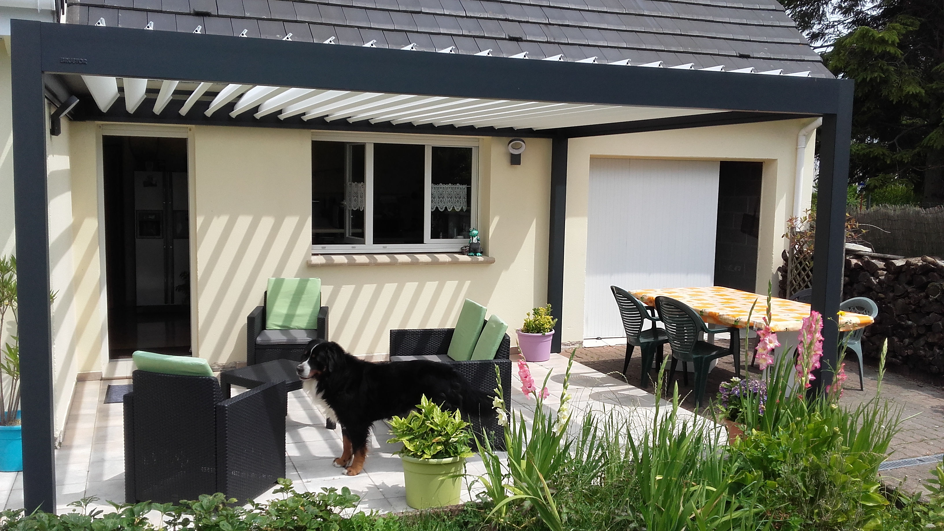 Portail coulissant gris anthracite aluminium plein posé par nos techniciens à Eguilles