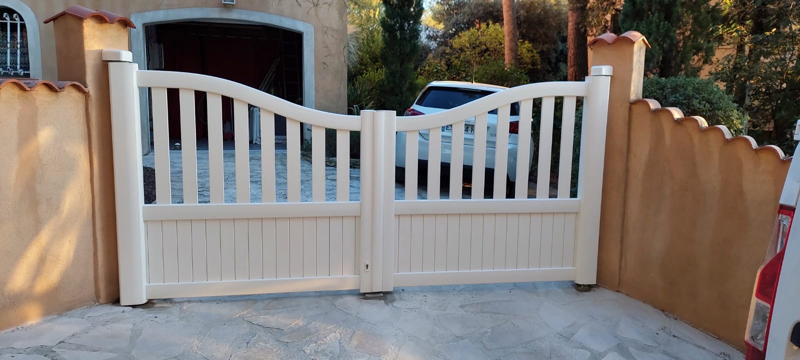 portail battant beige