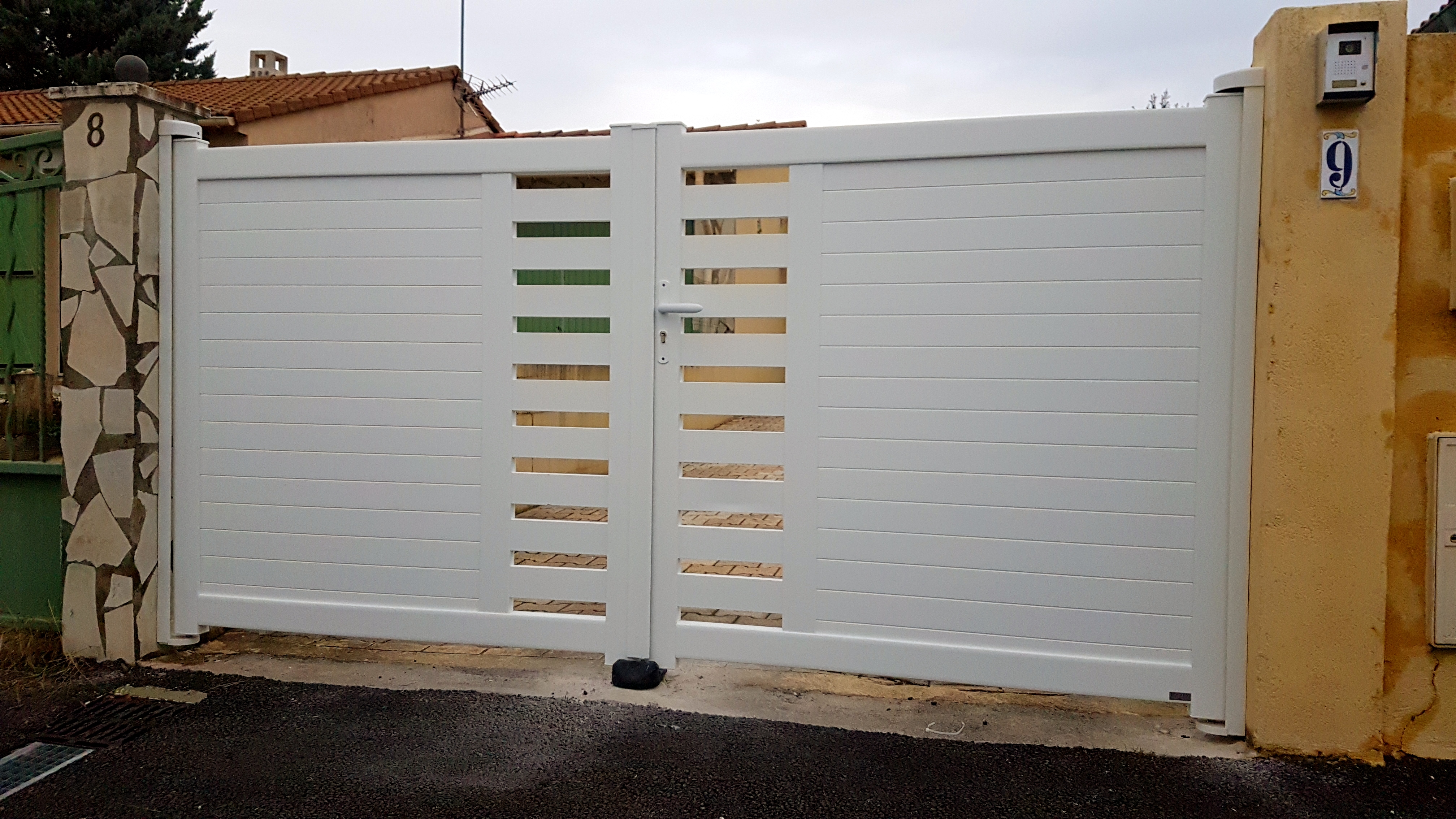 portail battant blanc
