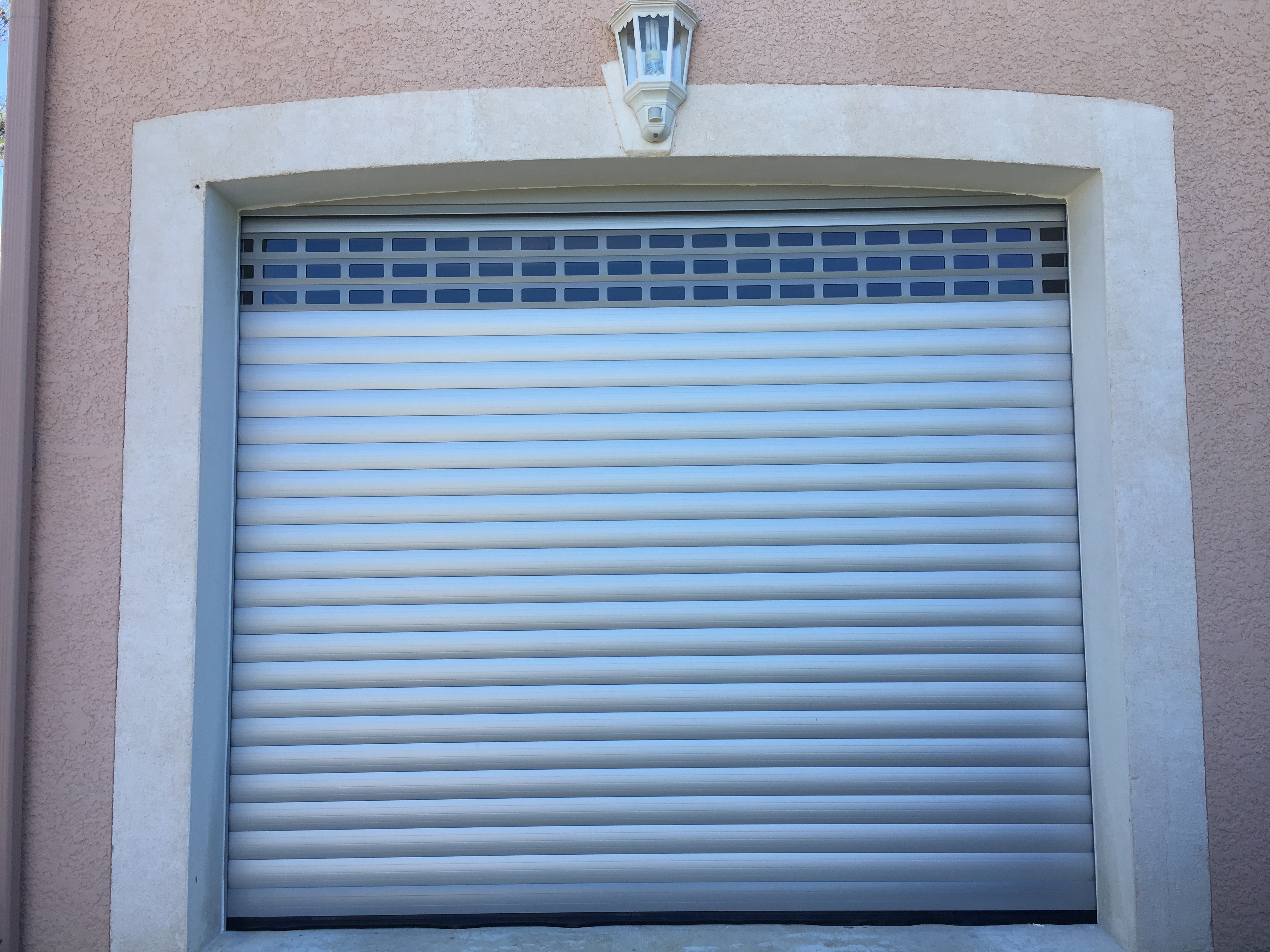 Porte de garage enroulable motorisée somfy aluminium ajouré profalux montpellier alu md komilfo