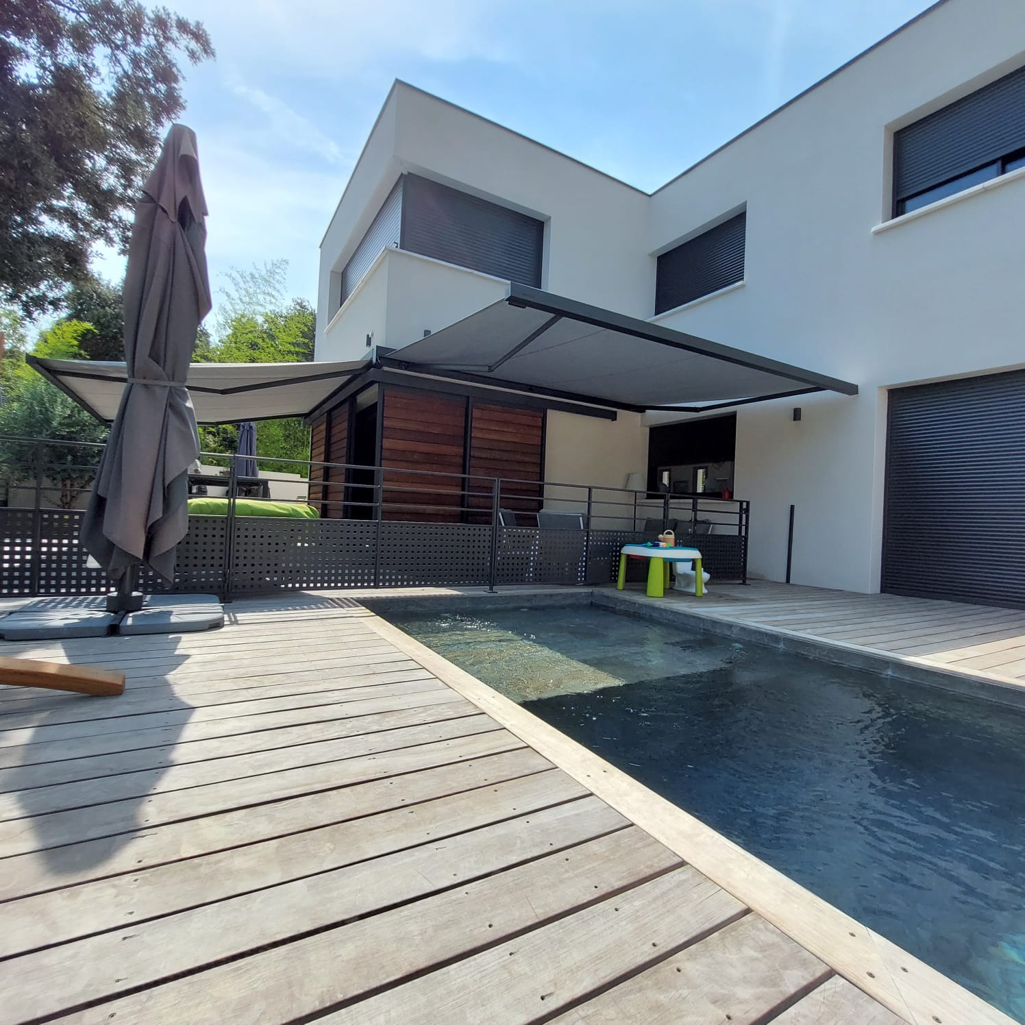 stores bannes devant piscine