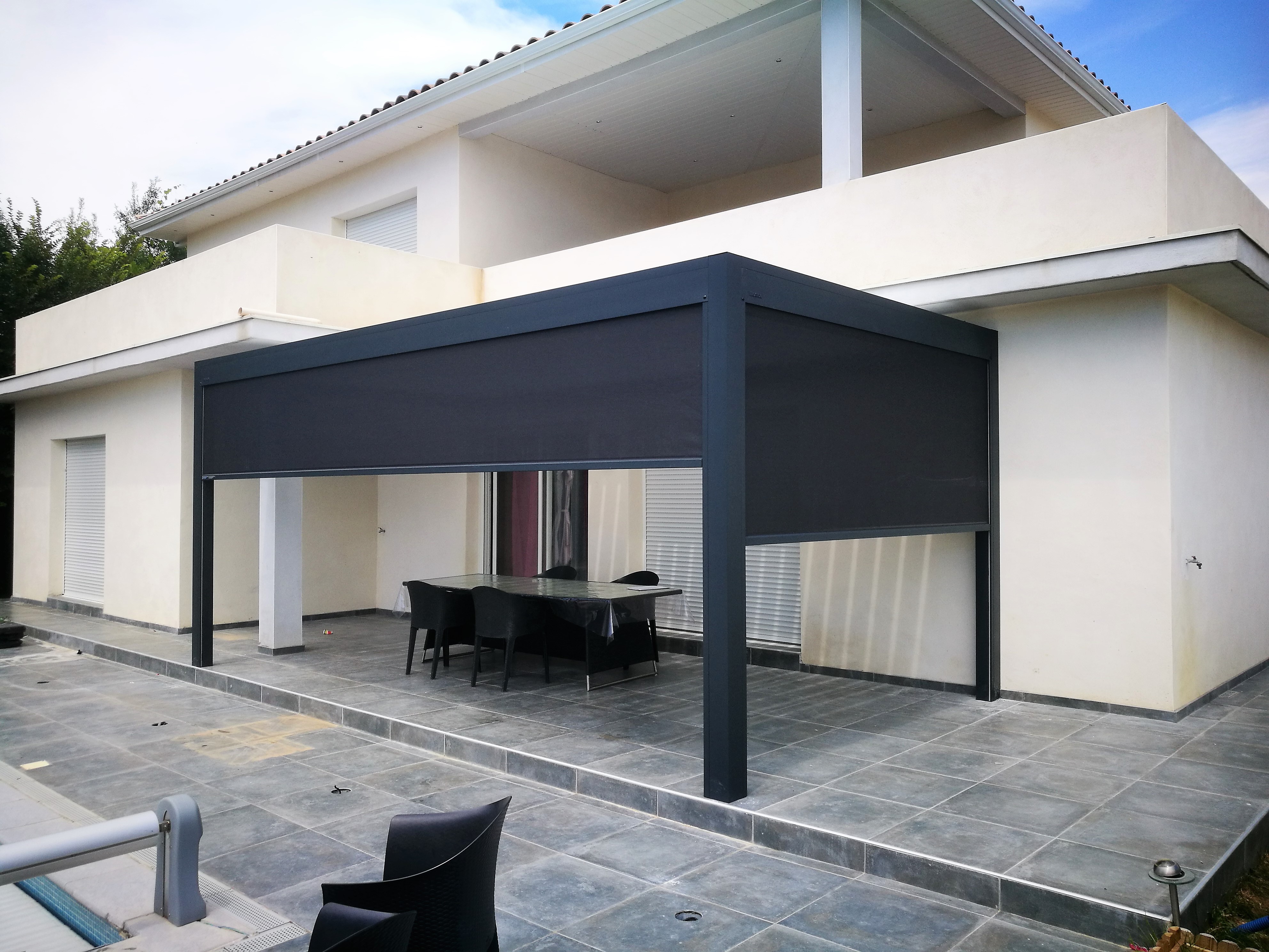 Portail battant en aluminium gris anthracite