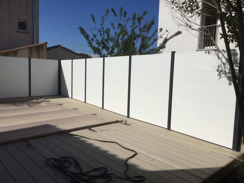 clôture blanche avec poteaux noir